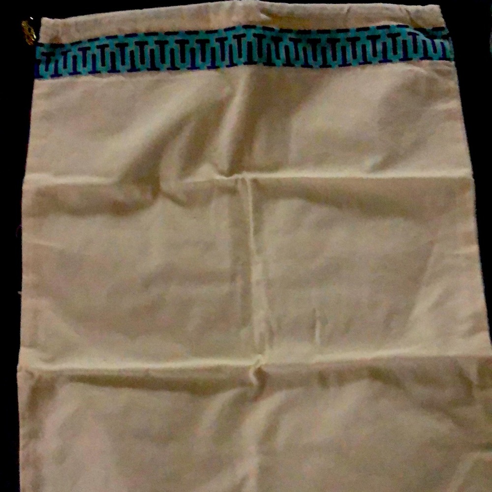 Tory Burch cover bag never used size: 14.5x12